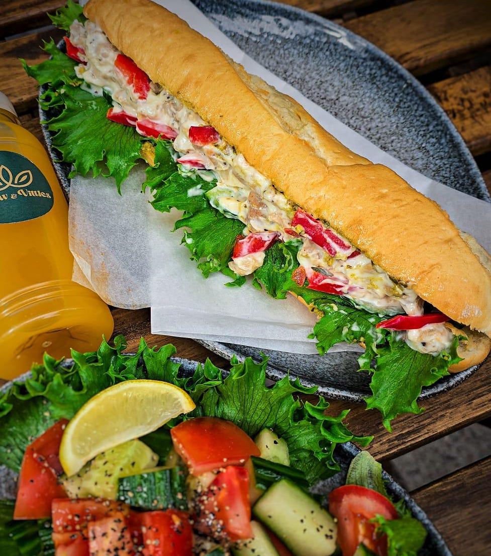 Baguettesmörgås med kyckling och sallad